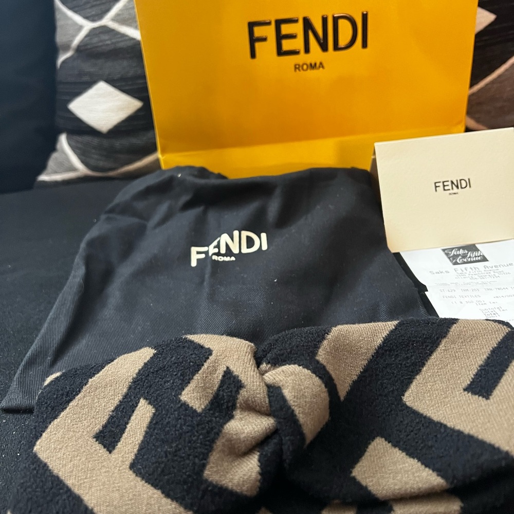 *NEVER WORN Fendi headband. Headband, dust bag, shopping bag, & card included!